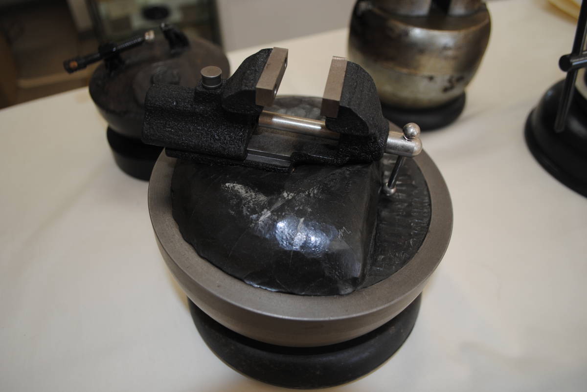 【彫金工具】　HARP　彫刻台バイス　+　ピッチボール大　ゴム台付き　（商品番号31）