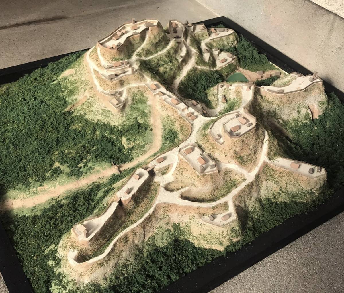 高天神城 ジオラマ 完成品 模型 城 復元 お城を山まるごと再現する
