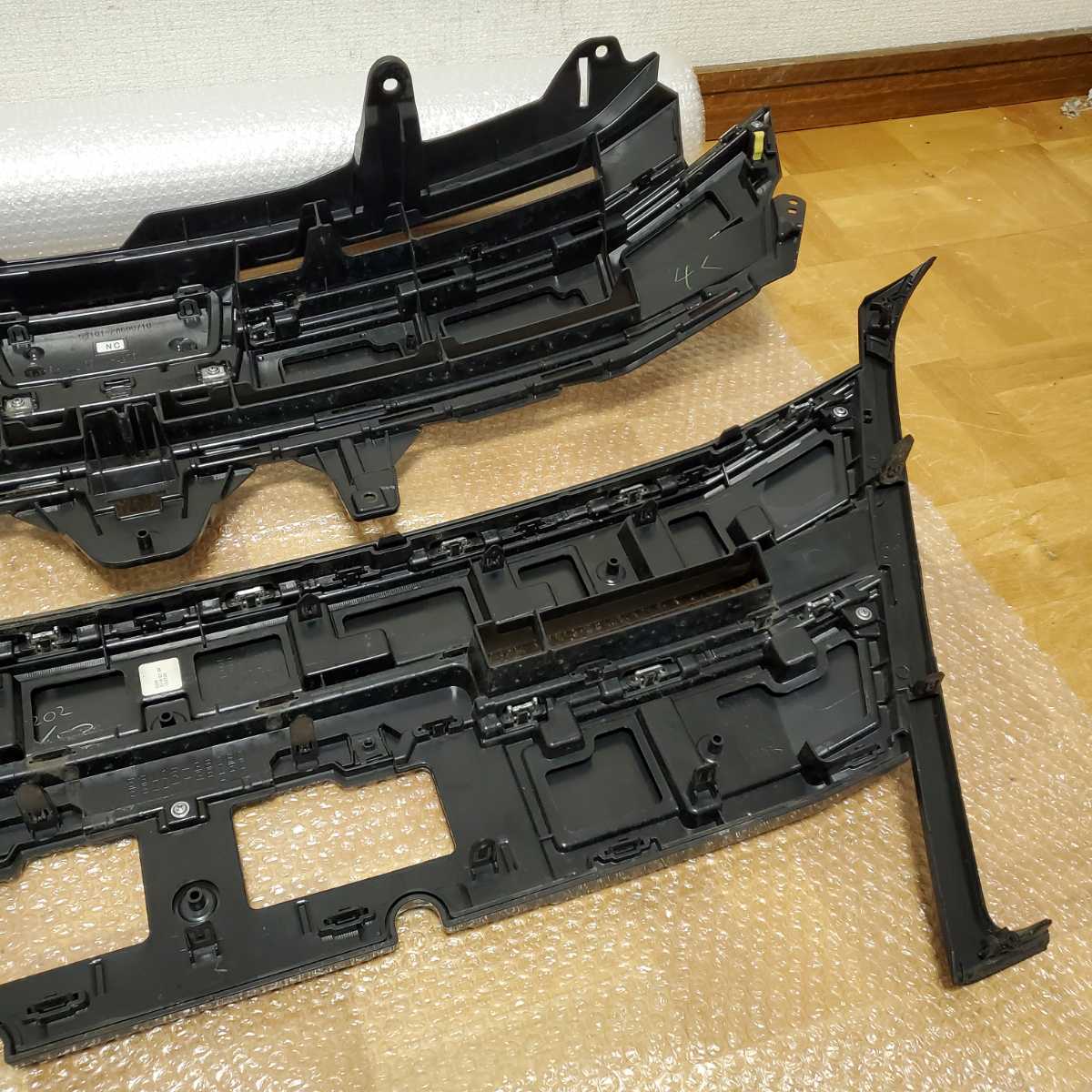 ノア 0 トヨタ エクスクルーシブ 後期 グリル（パーツ｜車用品）：車用品・バイク 希少 後期 80 ノア G X 純正 フロント グリル 上下一式 202 ブラック ZRR80G 85G ZWR 80G NOAH ラジエーターグリル 棚B114