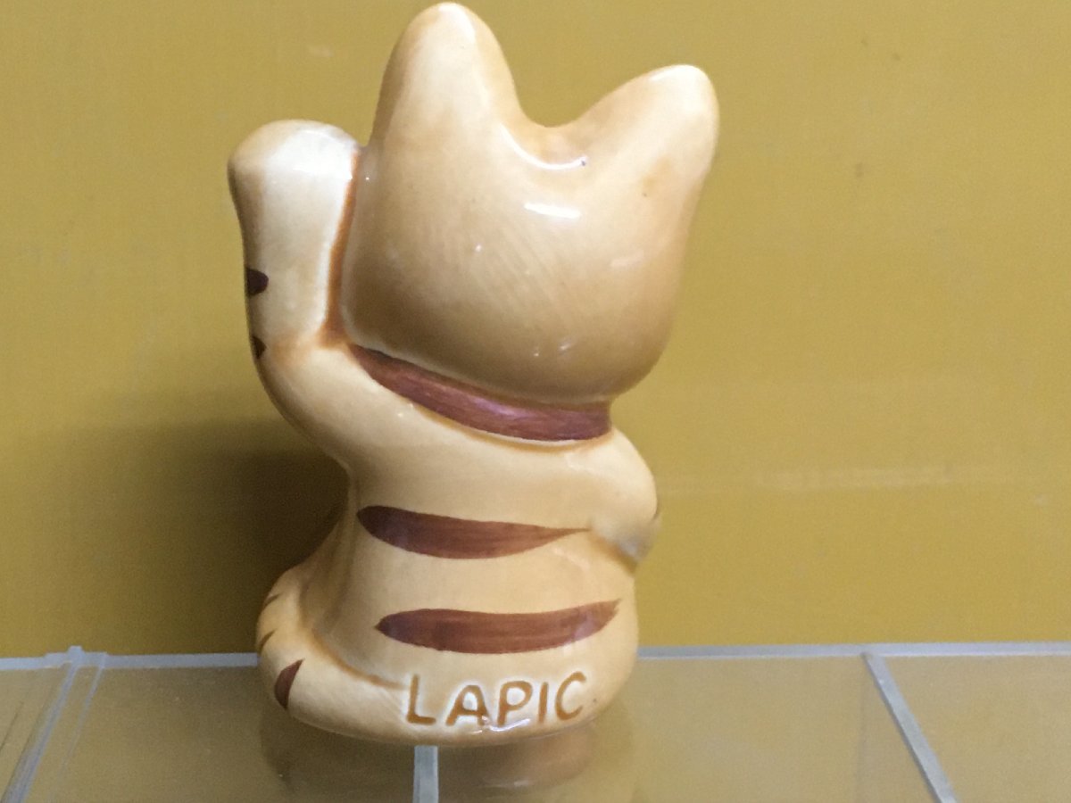 TKS47-16 LAPIC 猫の置物 招き猫 ラッキー・キャット 茶トラ 鈴付 陶器 