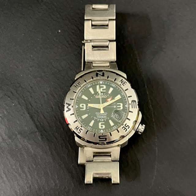 仙7　SEIKO　PERPETUAL　CALENDAR　TITANIUM　8F56-0070　セイコー　パーペチュアルカレンダー　腕時計　クォーツ　メンズ　チタン