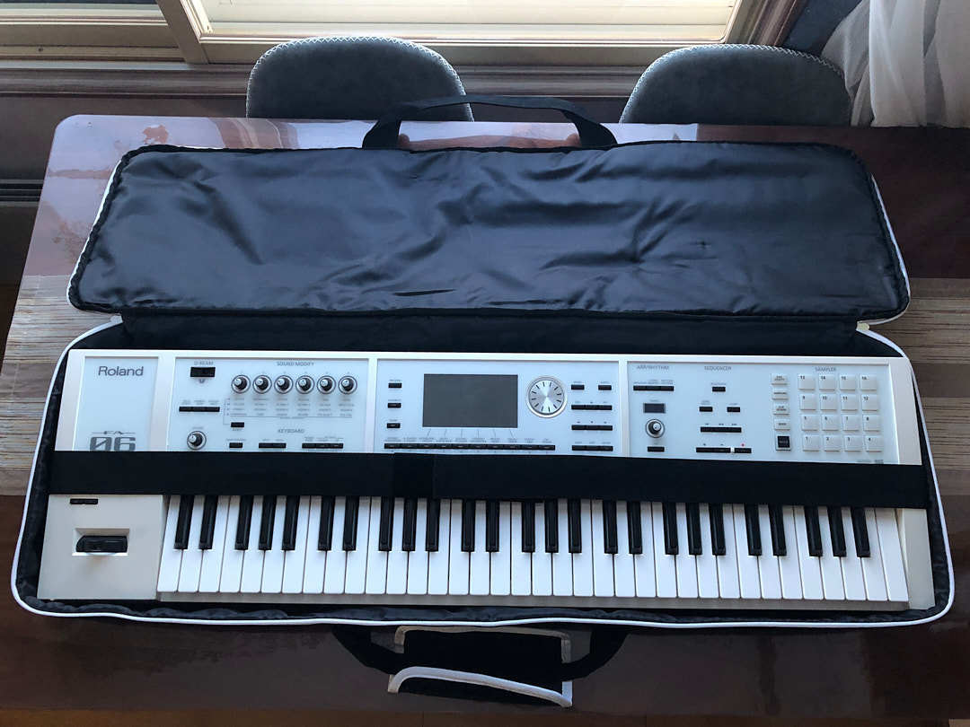 Roland fa-06 限定カラーホワイト 純正バッグ、FURUTECHケーブル付