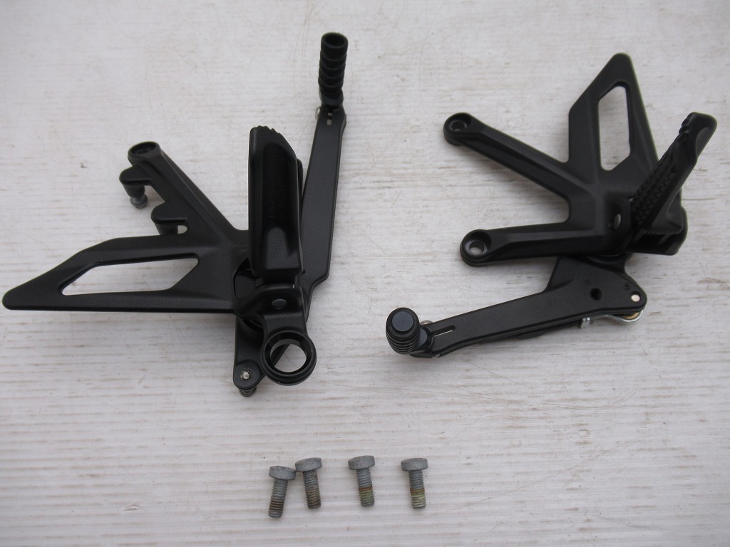 KTM　純正　1290DUKE R　メインステップASSY左右/キック・シフトペダル　黒　61703038000　新車外し　極美品