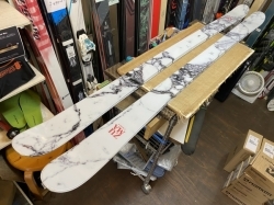 ★新品未使用品★パークにも使えるスキーが超特価！■zuma（ツマ）： MONO（モノ）　168ｃｍ 板のみ