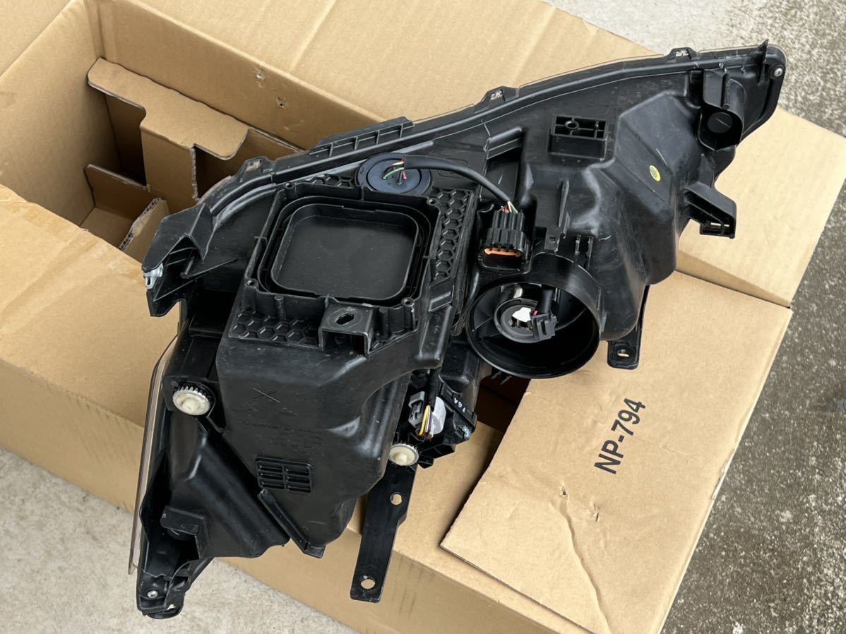 日産 セレナ C27 右ヘッドライト LED KOITO コイト 100-23721 前期