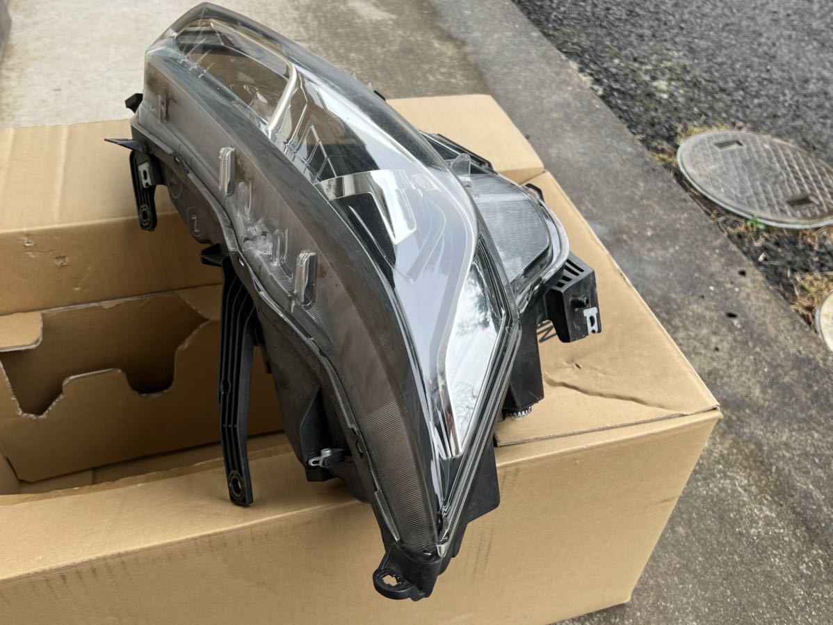 日産 セレナ C27 右ヘッドライト LED KOITO コイト 100-23721 前期
