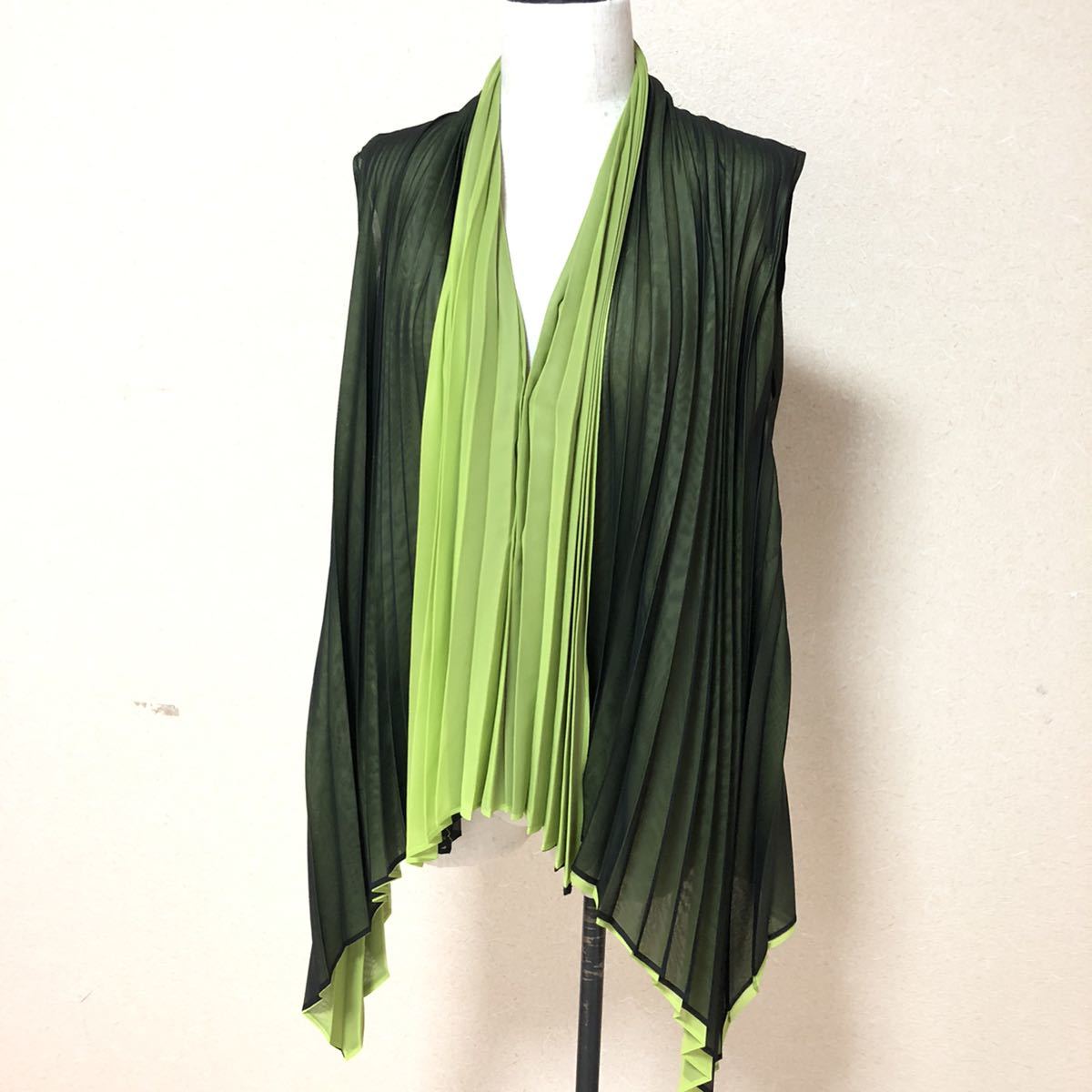【美品◆レア】 イッセイミヤケ フェット プリーツ ISSEY MIYAKE FETE バイカラー ベスト 上着 ジャケット グリーン ブラック フリーサイズ