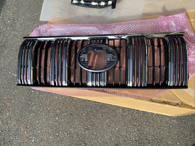 ランクル プラド TX-L TRJ150 後期 純正 フロントグリル エンブレム