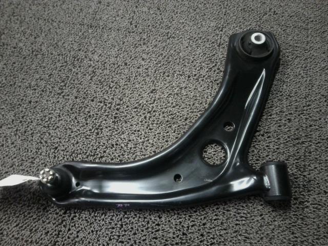 アクア 6AA-MXPK11 右フロントロアアーム アクア 6AA-MXPK11 NHP10 M15A-FXE Z 48068-K9000