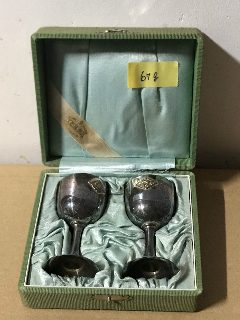 純銀　銀製酒杯　高台酒盃　高足酒器 お猪口 純銀印　中金　２個総重さ：67g　共ケース　東久？宮下賜　菊マーク