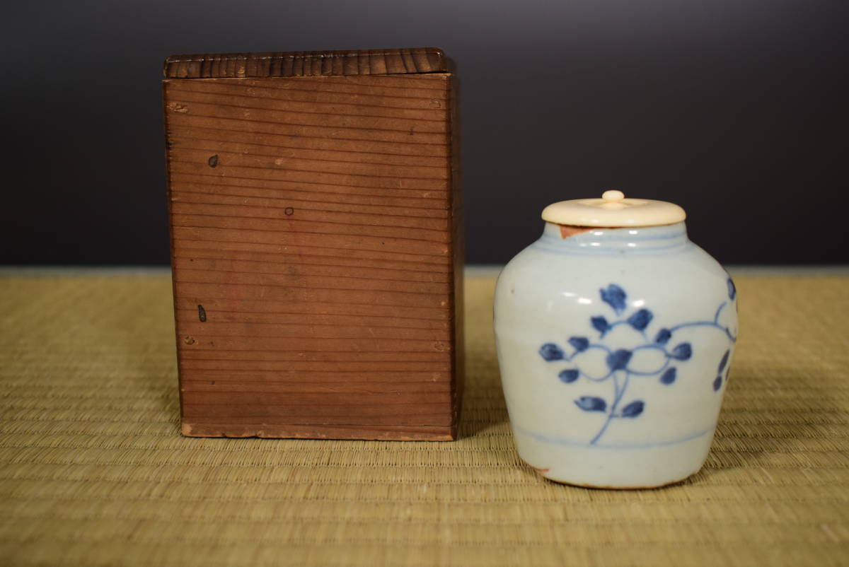 【和】(5362)　中国古玩　唐物　明　古染付花文茶入　保管箱有