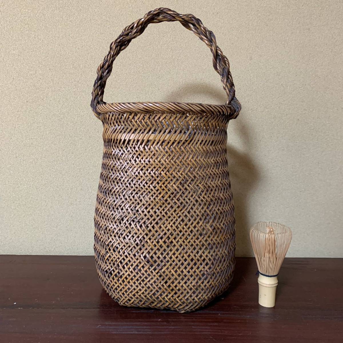 時代物 煤竹製 竹組竹編 手付花籠 ・竹編籠花入・竹編提梁花籃・花篭・竹かご ・編み ・茶道