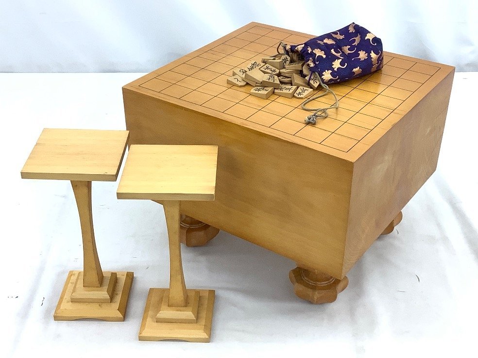 将棋盤脚有り、駒、駒台セット。 (中古品 将棋盤セット 木製 将棋盤脚有り、駒、駒台セット。 (中古品 将棋盤セット 木製