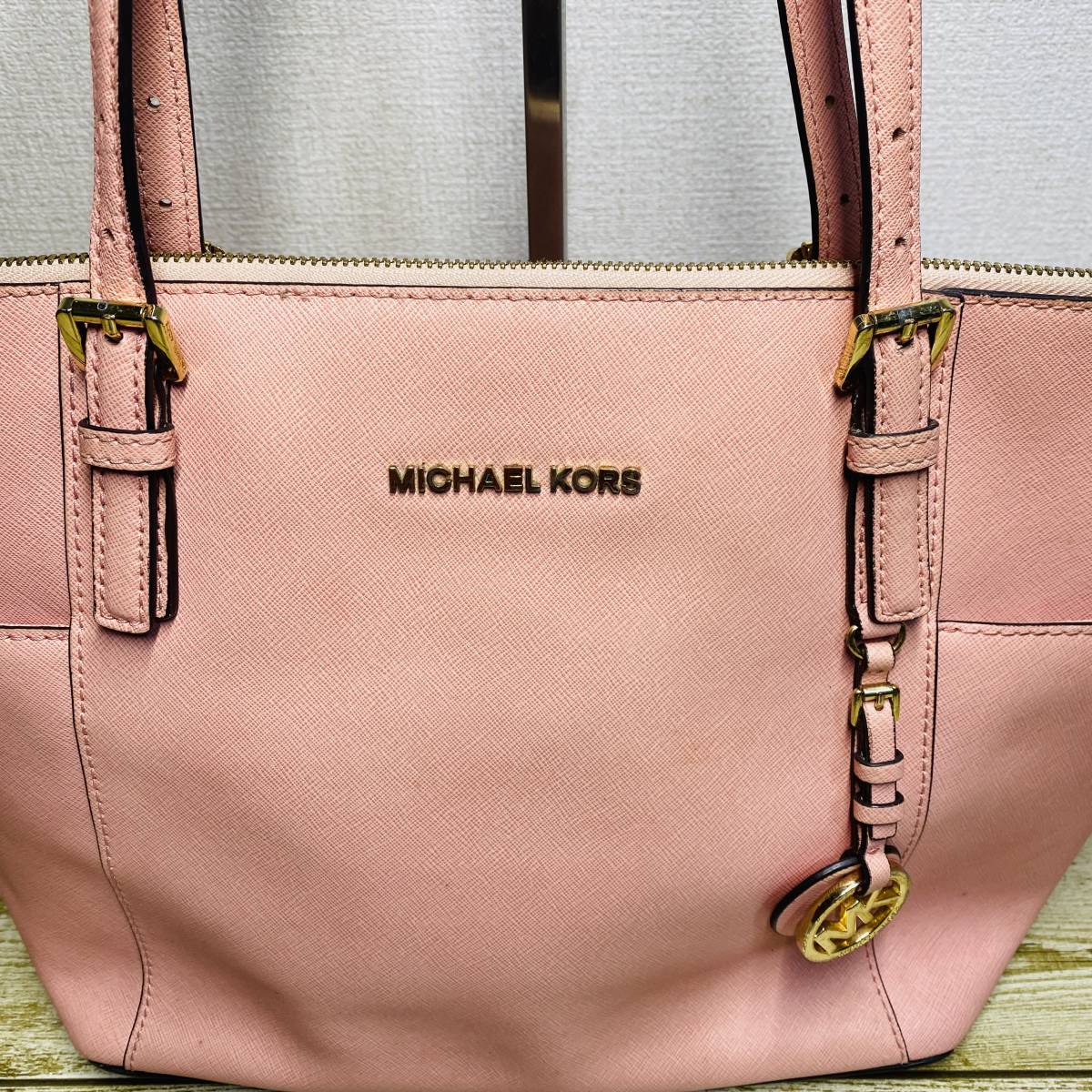 トートバッグ KORS マイケルコース A4収納 MICHAEL MKチャーム 新品未 
