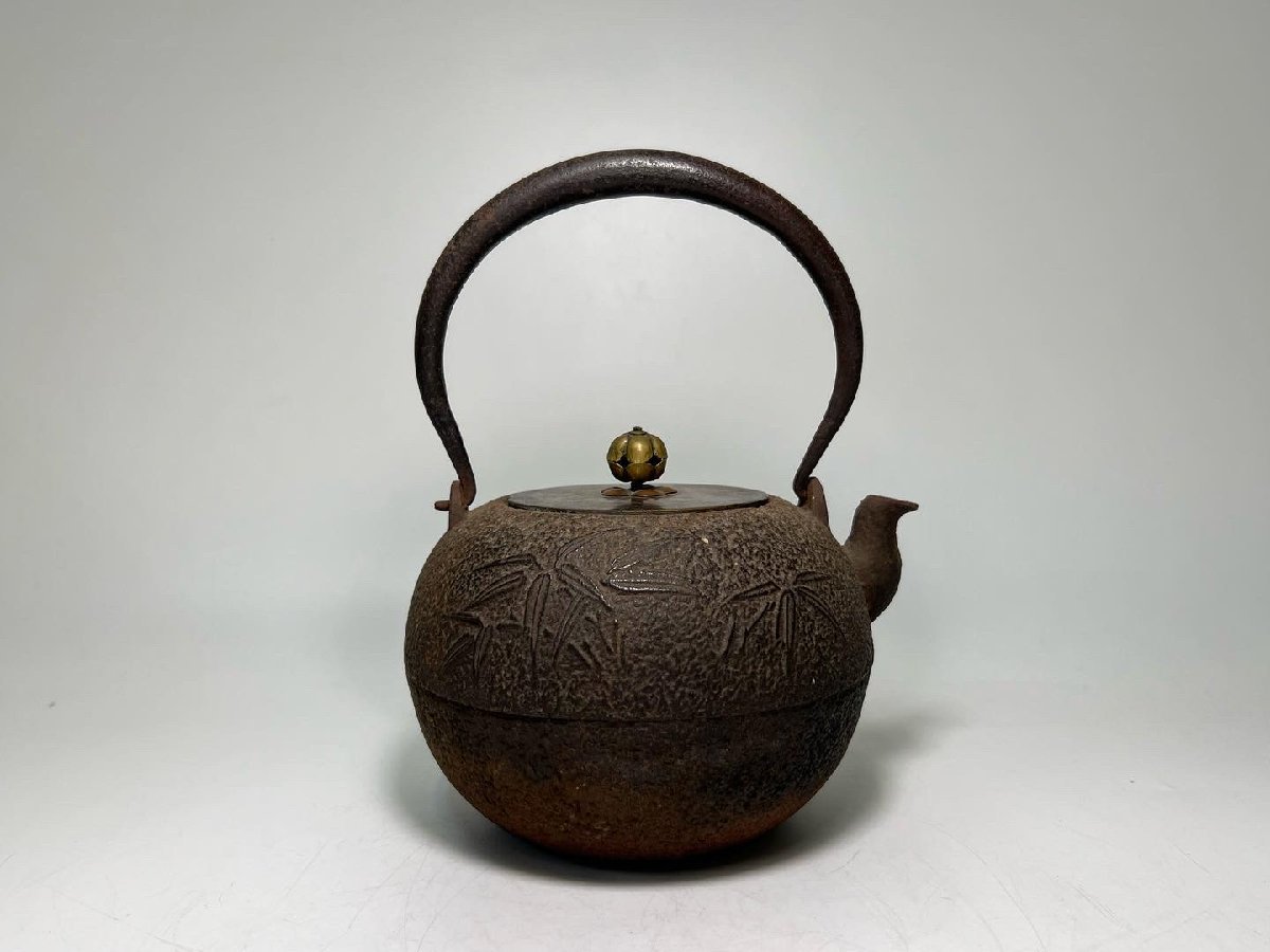 E-1 昭和レトロ 当時物 古道具 伝統工芸品 鉄瓶 松葉紋様 霰 丸型 やかん 赤字超特価，安い 【京全】＊ 時代 釜師造 日ノ丸 笹葉
