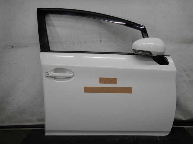 02]プリウス ZVW30 / 右フロントドア 67001-47070 / 040 スーパーホワイトⅡ / ZVW35 / 右前ドア サイドミラー付 / PRIUS【772011】D