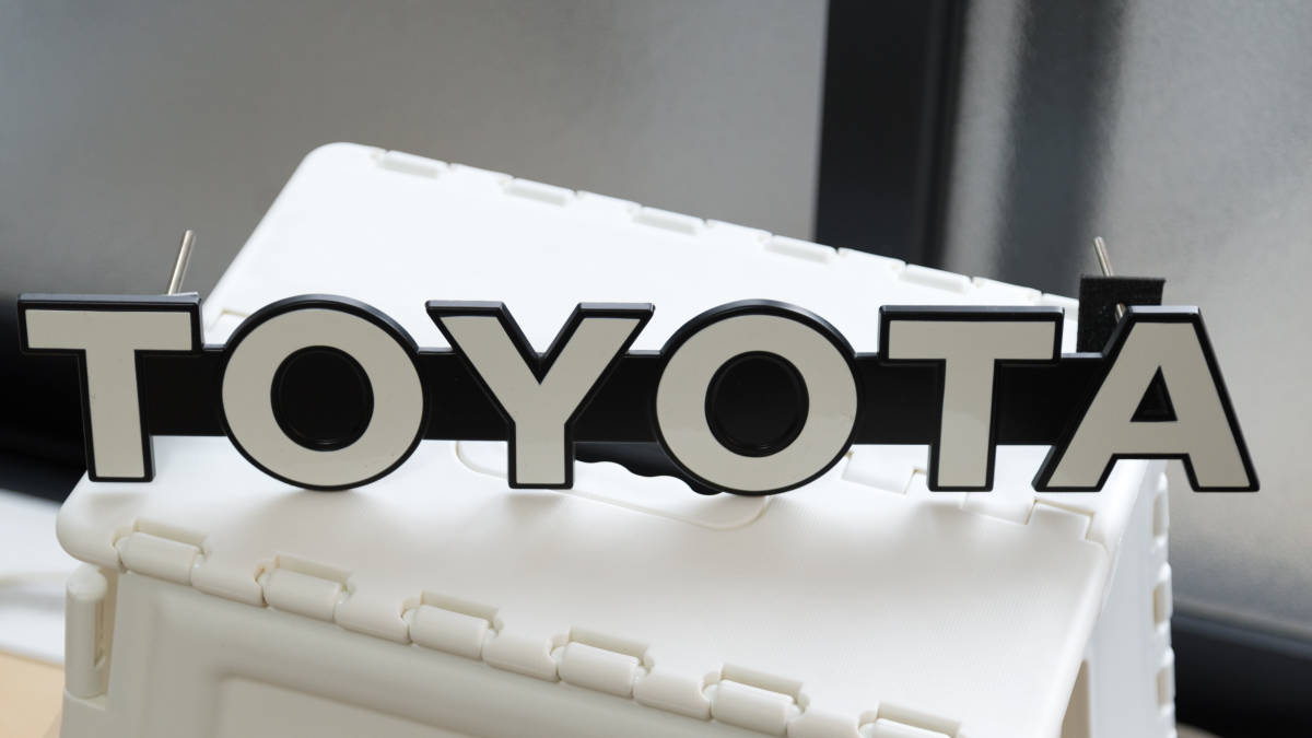 RAV4にお似合い ランクル70風 TOYOTAエンブレム ステー付き