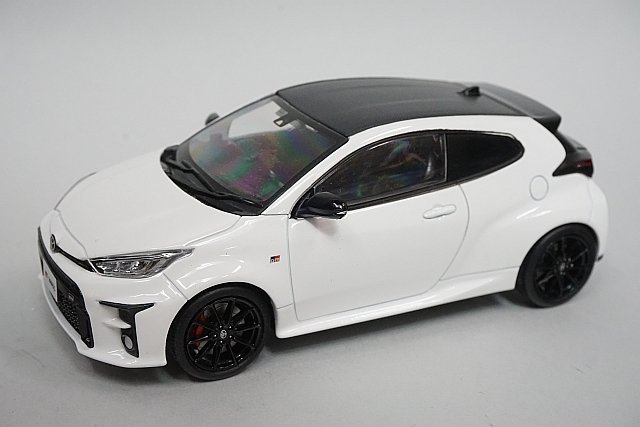 1/30 TOYOTA トヨタ GR YARIS ヤリス ①040 スーパーホワイトⅡ 色見本