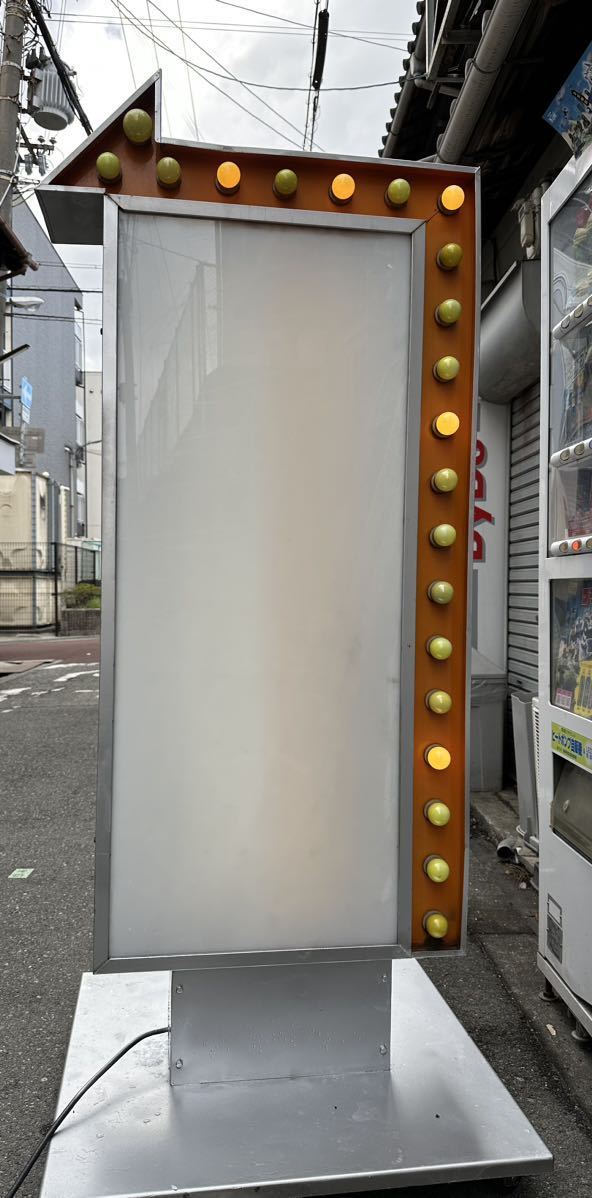 矢印型　大型両面電飾看板　点滅球　案内看板　店舗用品　業務用　約W810×D700×H1900mm 矢印型 大型両面電飾看板 点滅球 案内看板 店舗用品 業務用 約/W810