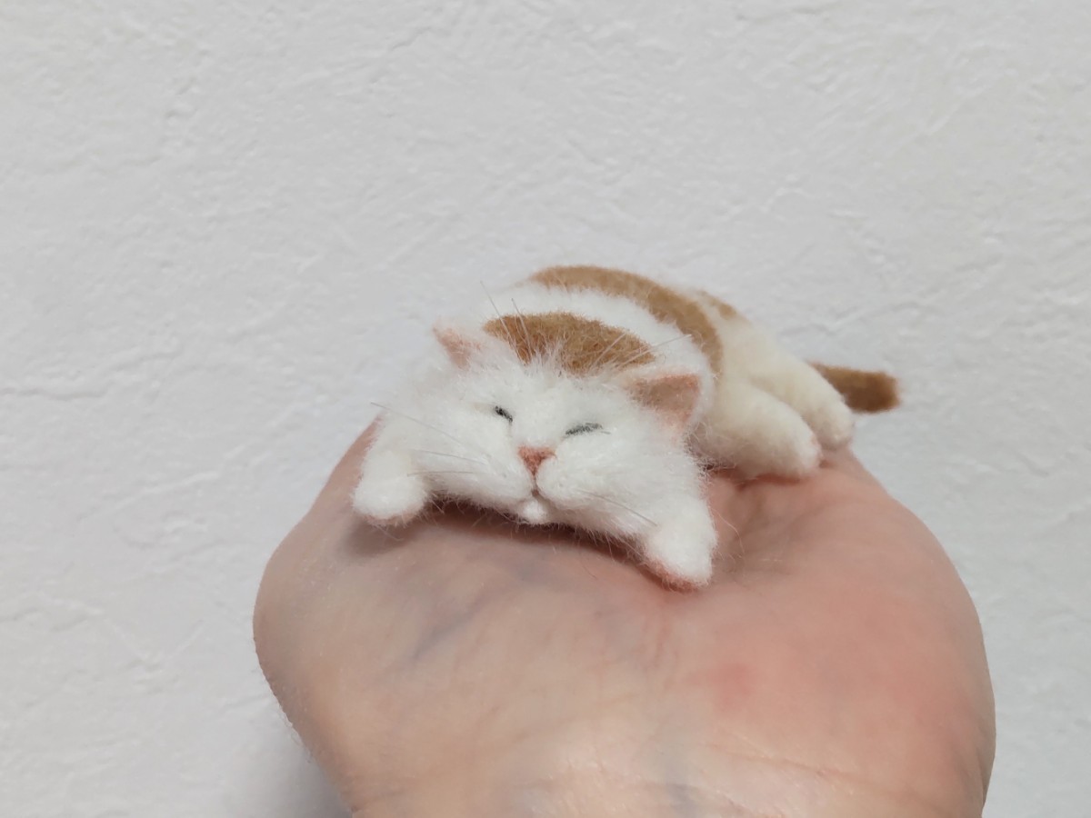羊毛フェルトサバトラ、茶白猫【ハンドメイド 猫 (受注製作 羊毛フェルトサバトラ、茶白猫【ハンドメイド 猫 (受注製作
