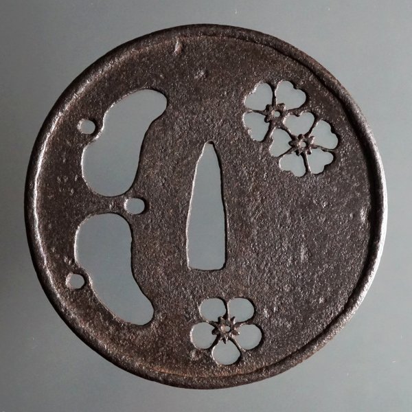 甲冑師鍔 89.2mm 切羽台約2.2mm厚 梅桜に蝶透 陰透かし鉄鍔 室町〜江戸