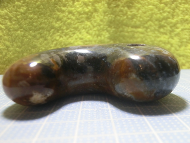 海磨れ石の… ジャンボ 81g 硫化瑪瑙 勾玉 瑪瑙 ジャスパー 鉱物 根付