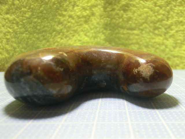 海磨れ石の… ジャンボ 81g 硫化瑪瑙 勾玉 瑪瑙 ジャスパー 鉱物 根付