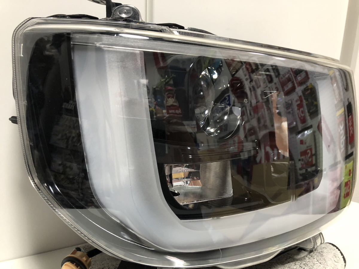 ウェイク la700s ヘッドライト ユニット 右 ダイハツ／ウェイク LA700S