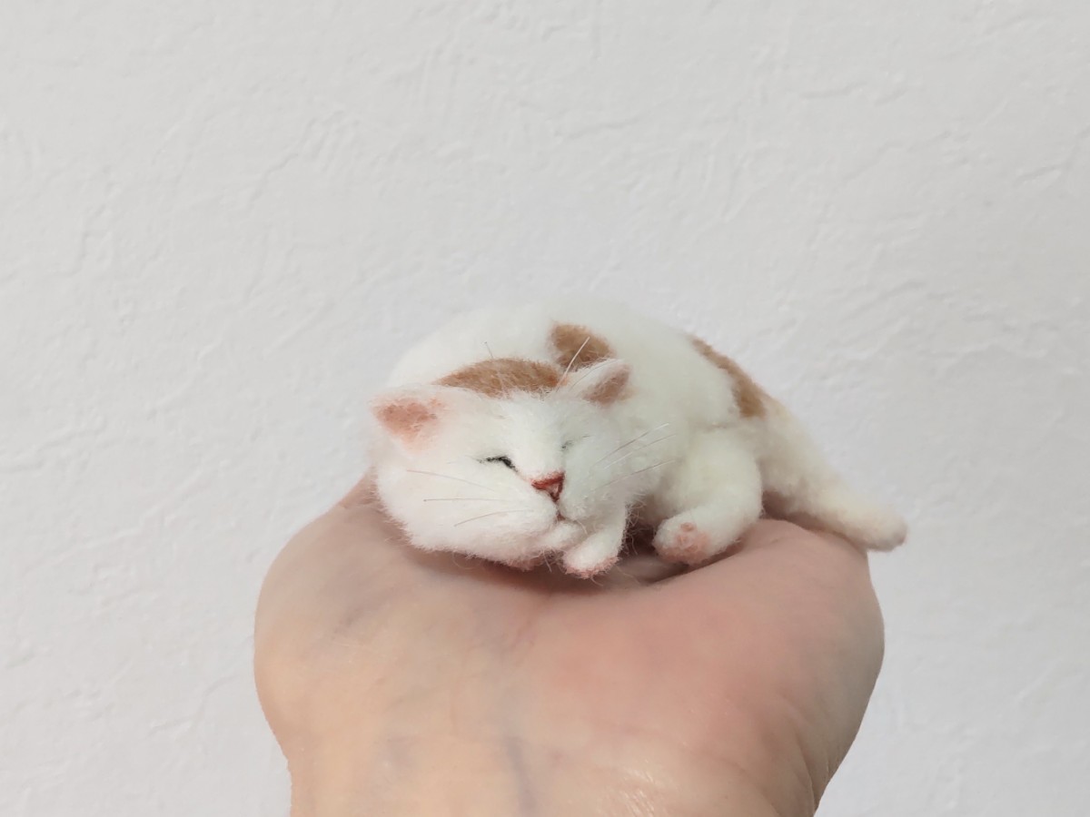 obu＊ハンドメイド＊ 羊毛フェルト 猫 和猫 くつろぎ サバトラ 白ねこ