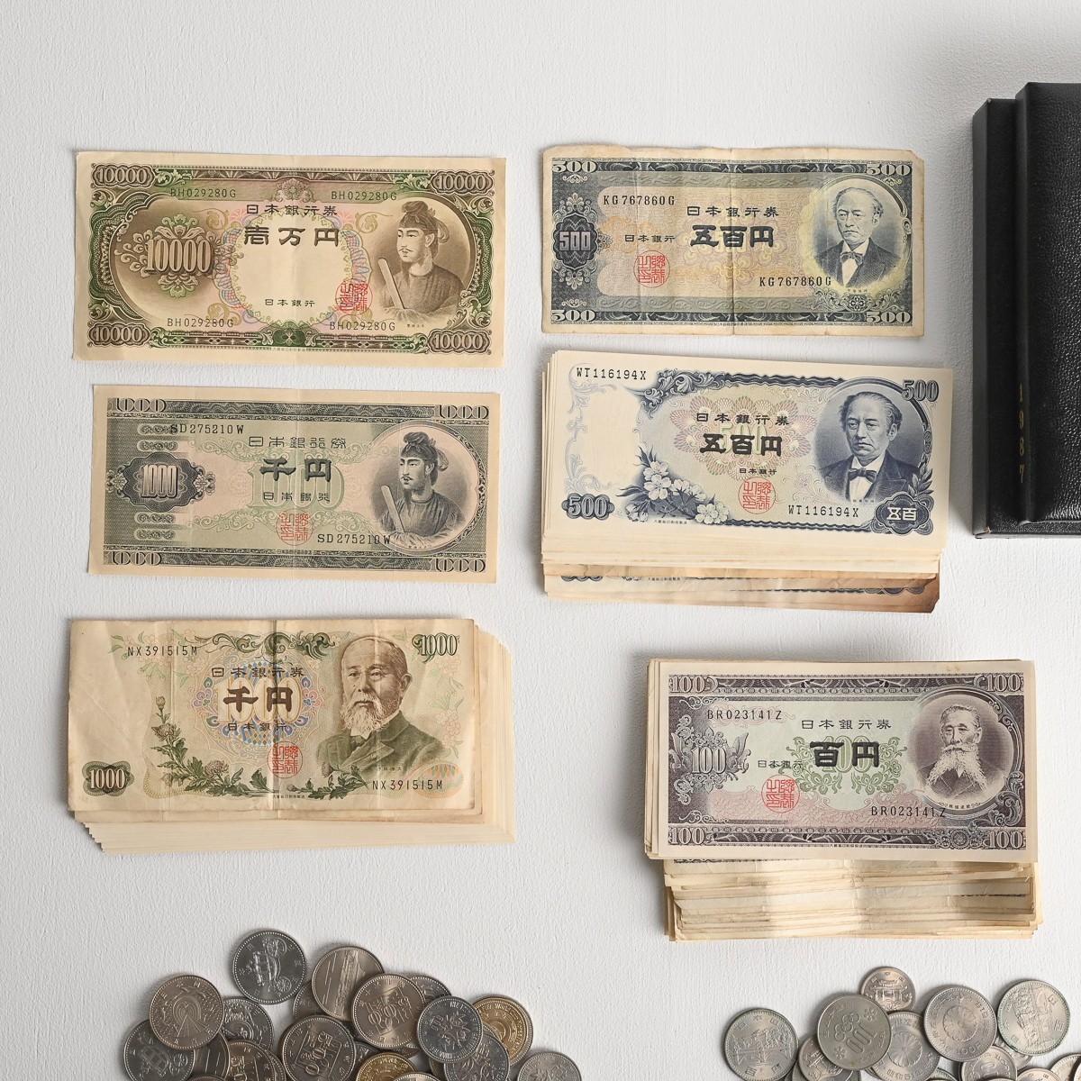 旧紙幣+旧硬貨+記念硬貨 額面合計91，532円 聖徳太子 伊藤博文 岩倉具視 500円 1000円 2000円 10000円 古銭 旧札 旧貨幣  昭和 当時物 骨董 | 聖徳太子が描かれたお札はぜんぶで7種類！プレミア価格がつくお札の ピン札の聖徳太子一万円札 大蔵省銘板 1958年  PMG65EPQ