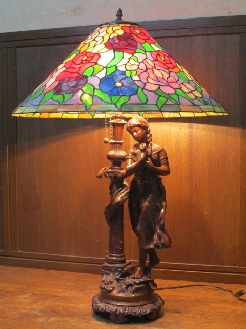 逸品 西洋美術 ステンドグラス ブロンズ 女性像 3灯式 スタンドランプ 直径60㎝x高さ86cm/ティファニーランプ/アールヌーボー/アンティーク