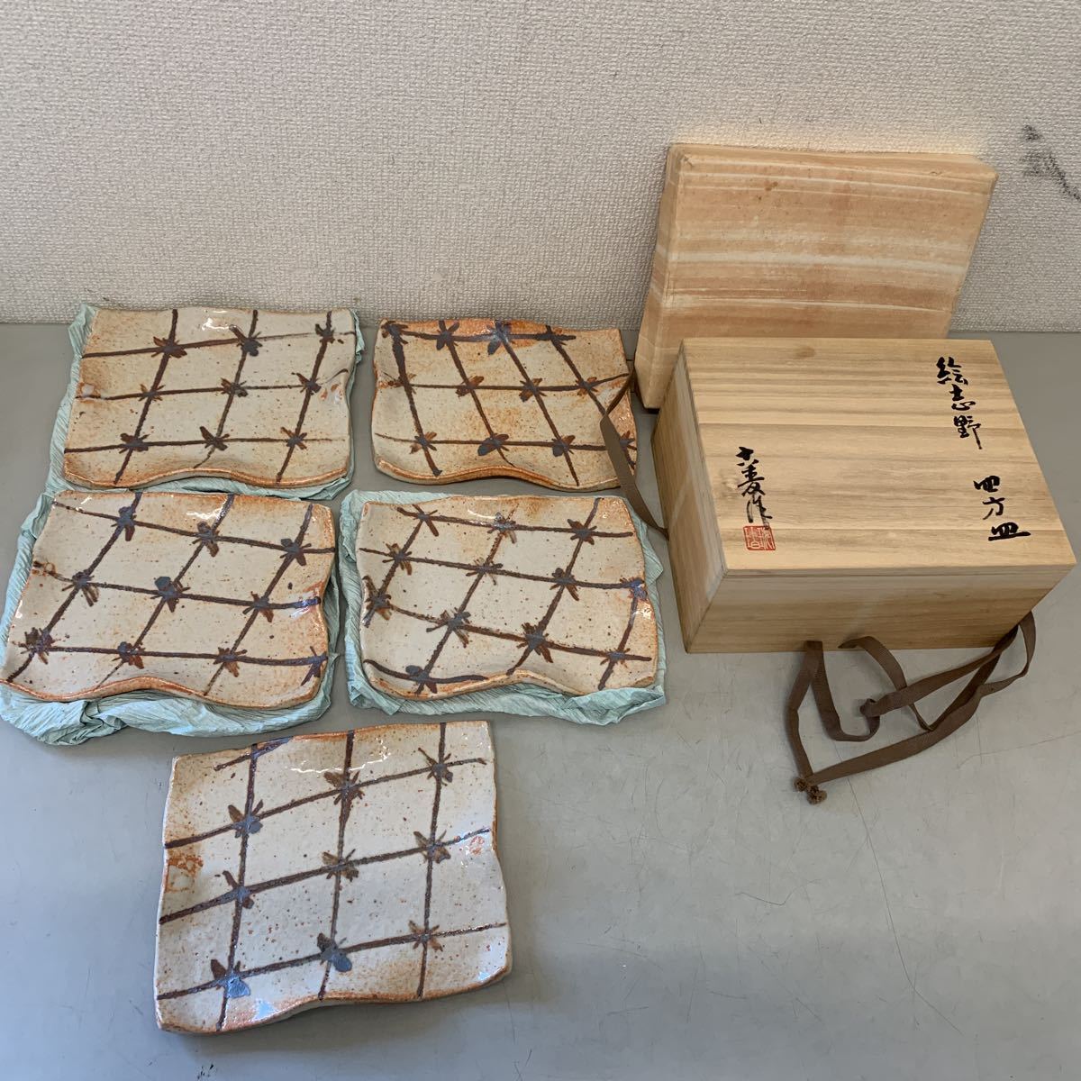 絵志野 四方皿 六麦作 木箱 角皿 共箱 中皿 平皿 横約22㎝/縦約18