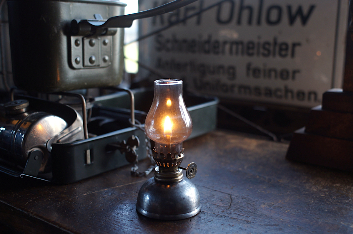 古い鉄製の小型オイルランプ　スペア芯付き　豆ランプ