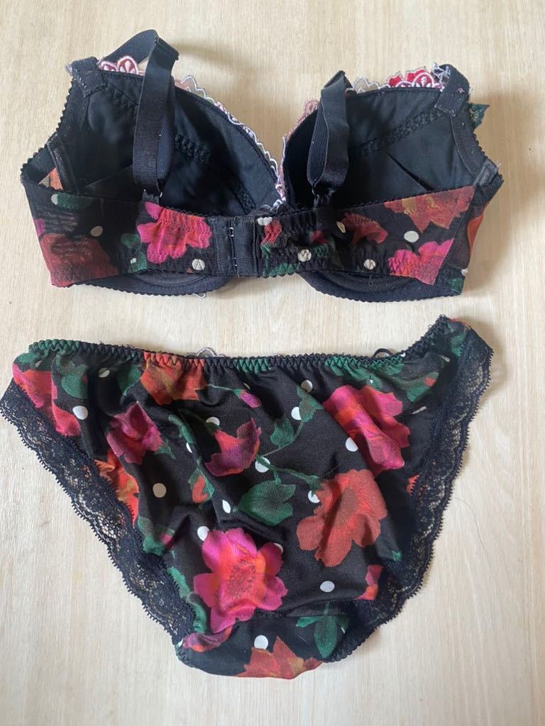 ワコール サルート 69g 店舗限定ブラジャーショーツセット F70⁄M