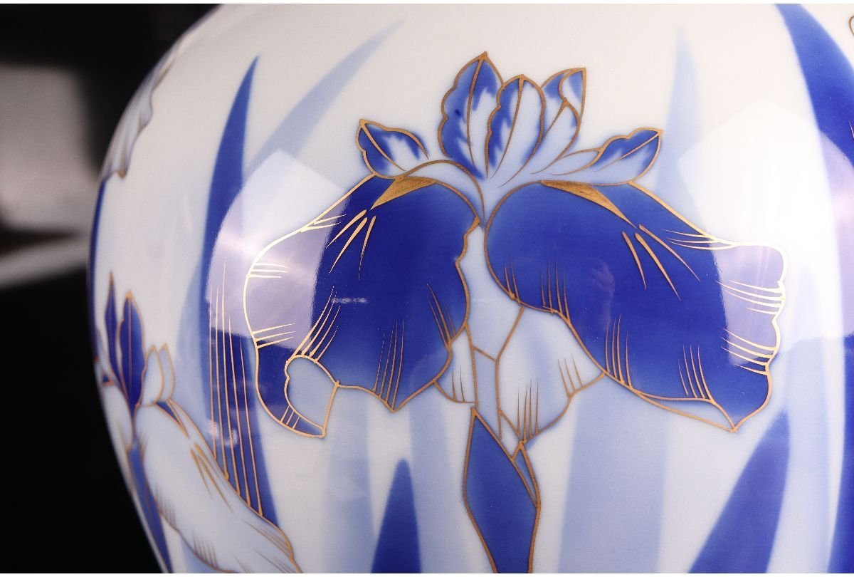 URA]宮内庁御用達/深川製磁/染付金彩菖蒲紋花瓶/共箱/H28.5cm/7-4-186