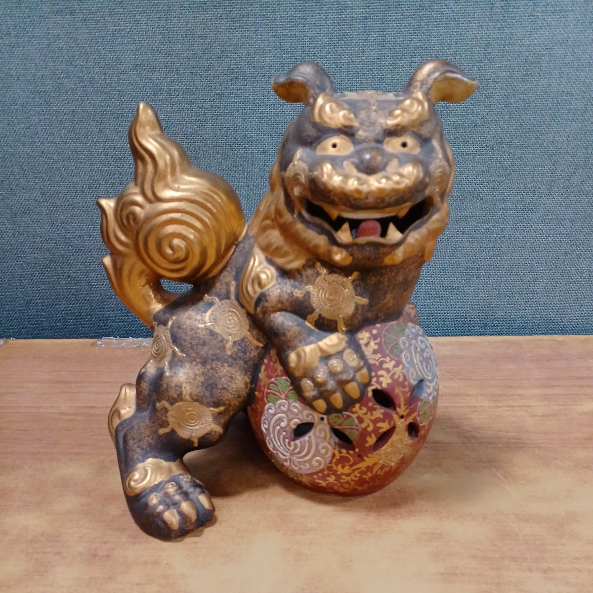 玉乗り獅子／九谷焼／九谷八幡窯／朱／玄関置物／玉体守護／邪気祓い