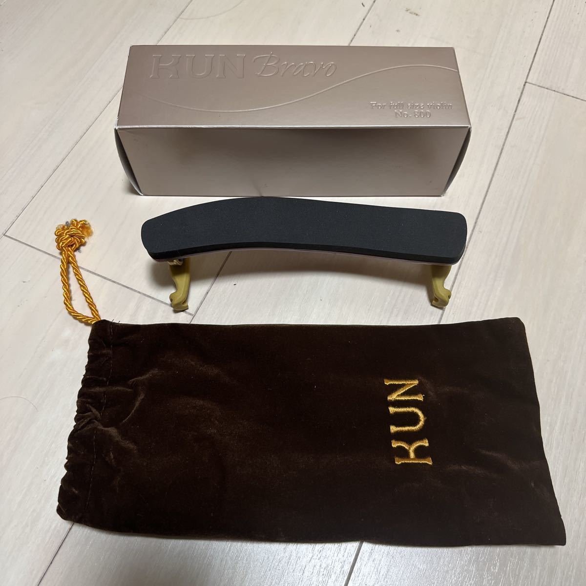 KUN Bravo No.800 バイオリン4/4フルサイズ肩当て Kunブラボー KUN 肩当て