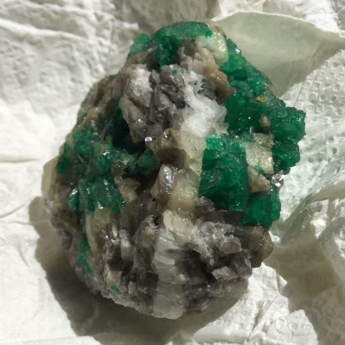 エメラルド　母石付き原石密集結晶エメラルドコロンビア産　良質 エメラルド母石付き原石密集結晶エメラルドコロンビア産良質