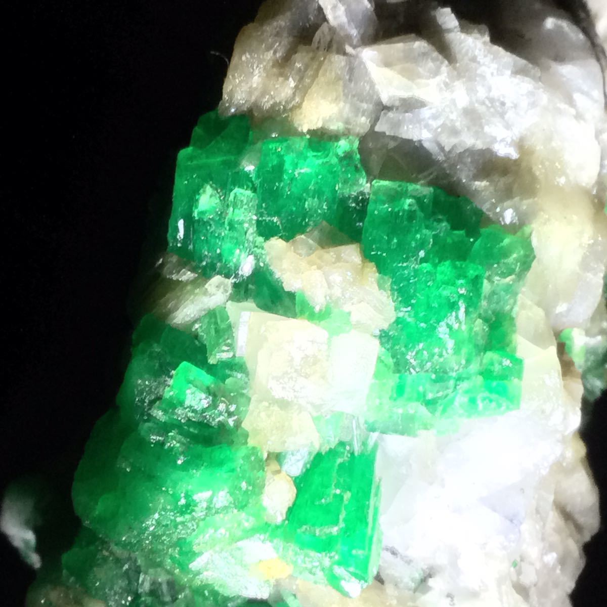 コロンビア 母岩付きエメラルド結晶原石 149g 天然石ハッピーギフト