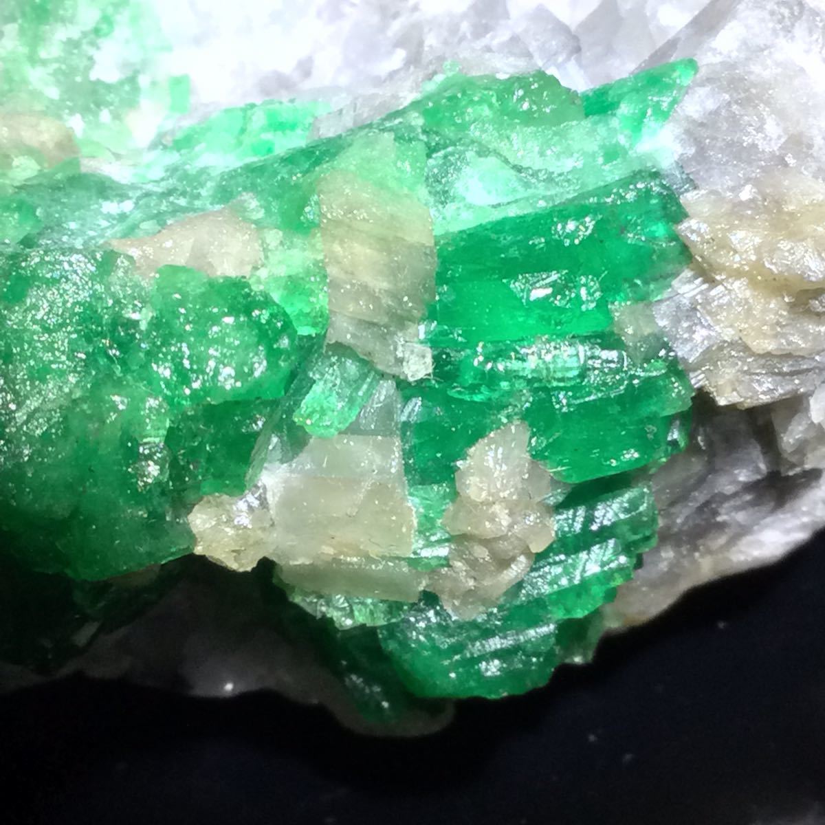 コロンビア 母岩付きエメラルド結晶原石 149g 天然石ハッピーギフト