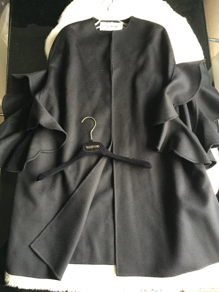 即決　極美品　定価44.3万円　VALENTINO　ヴァレンティノ　完売　コンパクトドラップ ラッフルスリーブ ケープ コート☆40サイズ