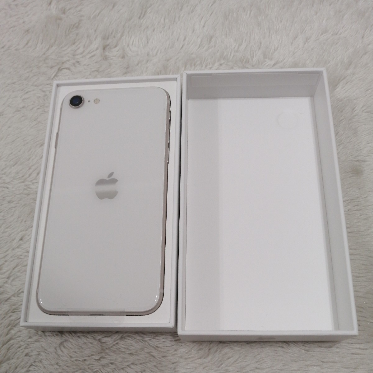 iPhone SE 第3世代 64GB スターライト SIMフリー　docomo IME350737734517785