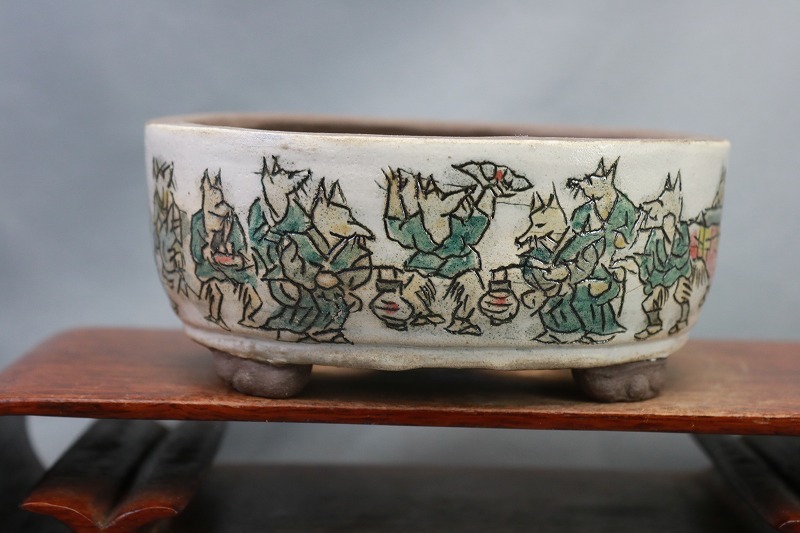 陶翠庵 盆栽鉢 陶 翠 釘彫彩色狐の嫁入り絵図 釘彫切立下帯段脚楕円鉢