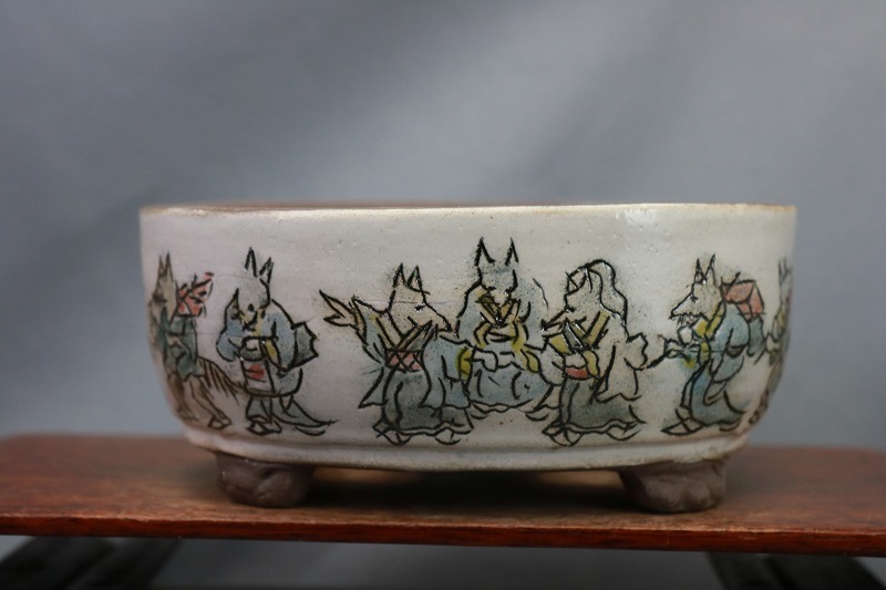 陶翠庵 盆栽鉢 陶 翠 釘彫彩色狐の嫁入り絵図 釘彫切立下帯段脚楕円鉢