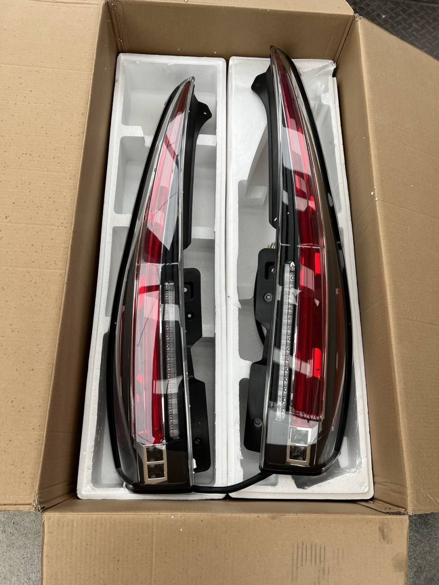 07 エスカレード　右テールランプ 07 エスカレード ESV 社外テールランプ 左右セット(テールライト