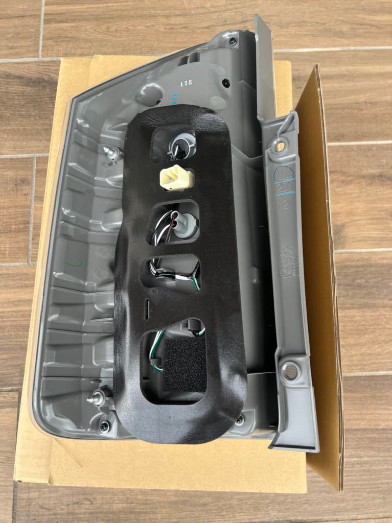 トヨタ ノア 70 後期 純正 テールライト テールランプ 70ノア NOAH LED