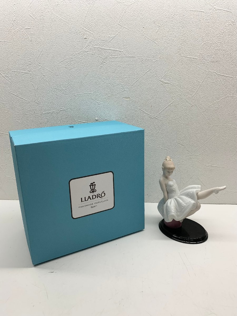 100%新品，定番 LLADRO リヤドロ 上手に きるかな バレリーナ 置物 人形 アンティーク インテリア 陶器 箱付き(リヤドロ)｜売買されたオークション情報、yahooの商品情報をアーカイブ公開 - オークファン リヤドロ