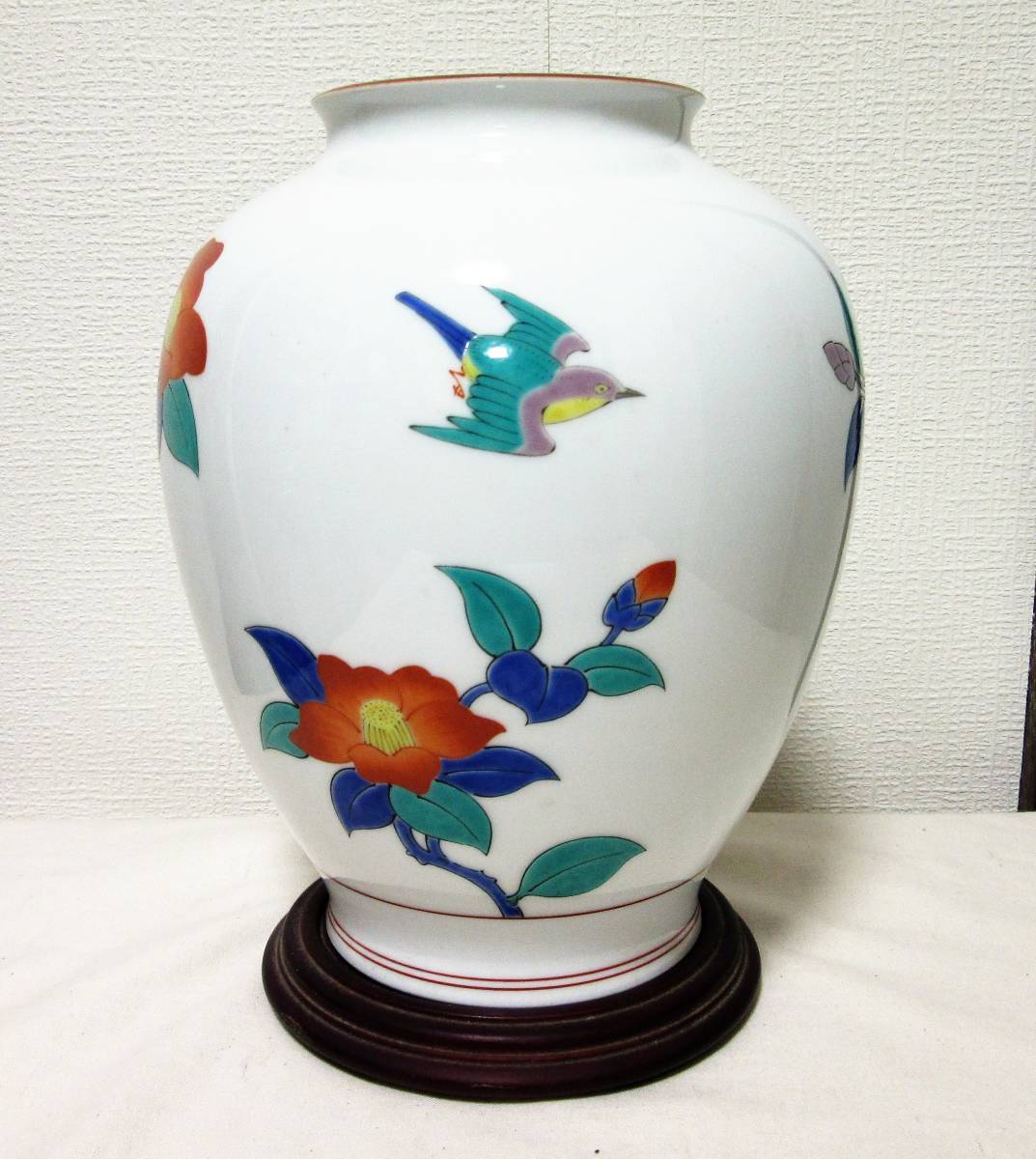 香蘭社 花鳥図「春」の壷 十三代酒井田柿右衛門原画 昭和57年 / 伊万里