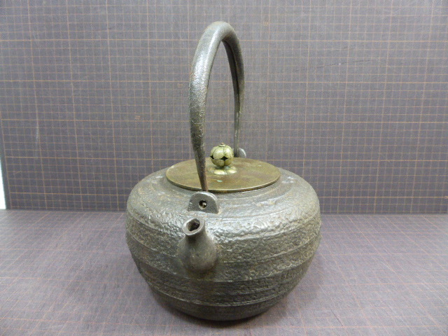 鉄瓶 装飾的な彫刻 容量2500水漏れ無 256 「龍文堂造」京鉄瓶 満水1300mL 重さ1587g 水漏れはありません 水