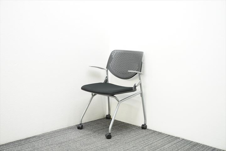 【送料無料】【2020年製】オカムラ ルナ 肘付 ミーティングチェア 4本脚 背パッドなし ブラック
